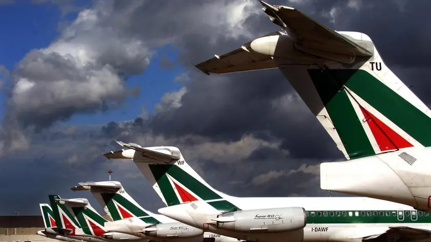 Aerei Alitalia in pista a Fiumicino in una foto d'archivio. ANSA/TELENEWS