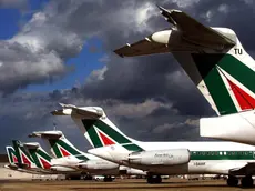 Aerei Alitalia in pista a Fiumicino in una foto d'archivio. ANSA/TELENEWS