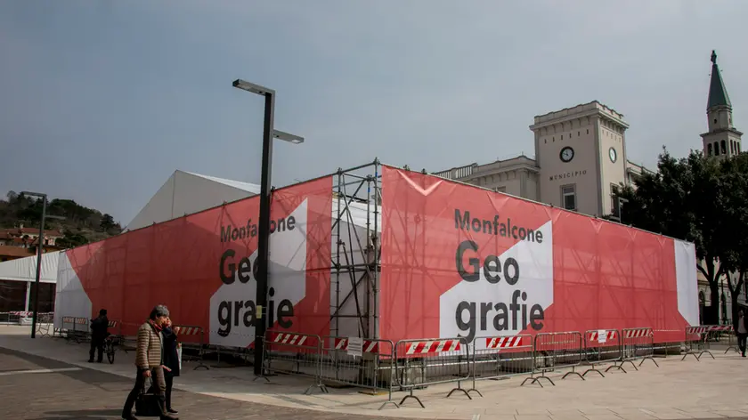 Uno dei due maxi tendoni di Geografie in piazza della Repubblica Foto Katia Bonaventura