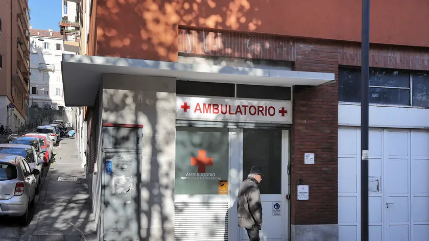 L’esterno dell’ambulatorio della Cri Foto Andrea Lasorte