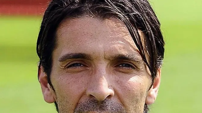 Il portiere Gianluigi Buffon posa per una foto nel centro sportivo della Nazionale italiana a Coverciano (Firenze), 30 maggio 2012..ANSA/CARLO FERRARO