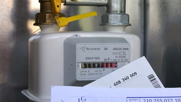 20090228 - ROMA - FIN - TARIFFE: STIME; VERSO FORTE CALO APRILE; -8% GAS, -3% LUCE. Un utente controlla una fattura vicino ad un contatore, in una immagine del 01 gennaio 2006. In arrivo forti risparmi per le bollette di luce e gas: complice il forte calo del prezzo del petrolio, dal l primo aprile prossimo, le tariffe dovrebbero registrare un ribasso dell'8,1 per il metano e del 3,1% per l'elettricita'. E' quanto prevede Nomisma Energia stimando un risparmio complessivo di 104 euro l'anno a famiglia. Se le stime saranno confermate dall'aggiornamento trimestrale - atteso dall'Authority per l'energia entro marzo - per il gas la minor spesa sara' di circa 90 euro l'anno a famiglia mentre per la luce si attestera' a 14,6 euro. ANSA/FOLCO LANCIA/DRN