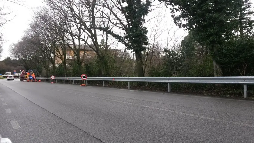 La strada con i lavori al guard rail a Duino Aurisina