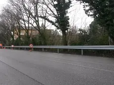 La strada con i lavori al guard rail a Duino Aurisina