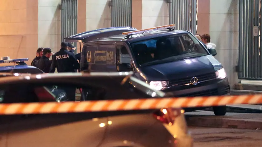 Il carro funebre davanti alla Questura