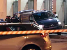 Il carro funebre davanti alla Questura