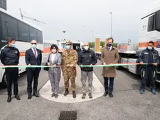 Foto Ufficio Stampa Commissario Covid 19/LaPresse 26-04-2021 Friuli Venezia Giulia, Italia Cronaca Il Commissario straordinario Francesco Paolo Figliuolo si è recato oggi in visita in Friuli Venezia Giulia, assieme al Capo Dipartimento della Protezione Civile Fabrizio Curcio. La visita è iniziata in mattinata con l’incontro istituzionale con il Presidente della Regione Massimiliano Fedriga, seguita da un collegamento in videoconferenza con i prefetti e le autorità regionali. Successivamente la tappa alla sede operativa della Protezione Civile di Palmanova, prima di visitare il polo vaccinale di Gemona del Friuli, operativo presso il centro commerciale ‘Le manifatture’ grazie al contributo di Banca Intesa - San Paolo. DISTRIBUTION FREE OF CHARGE - NOT FOR SALE