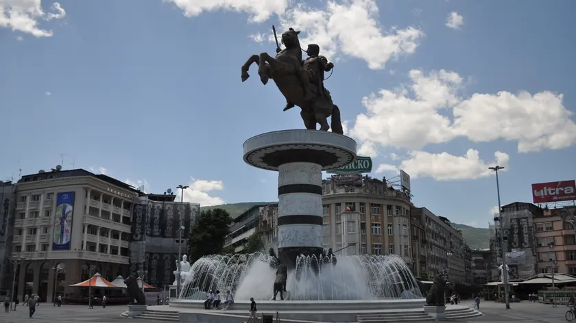 La statua di Alessandro Magno al centro della piazza principale di Skopje, capitale macedone