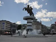 La statua di Alessandro Magno al centro della piazza principale di Skopje, capitale macedone