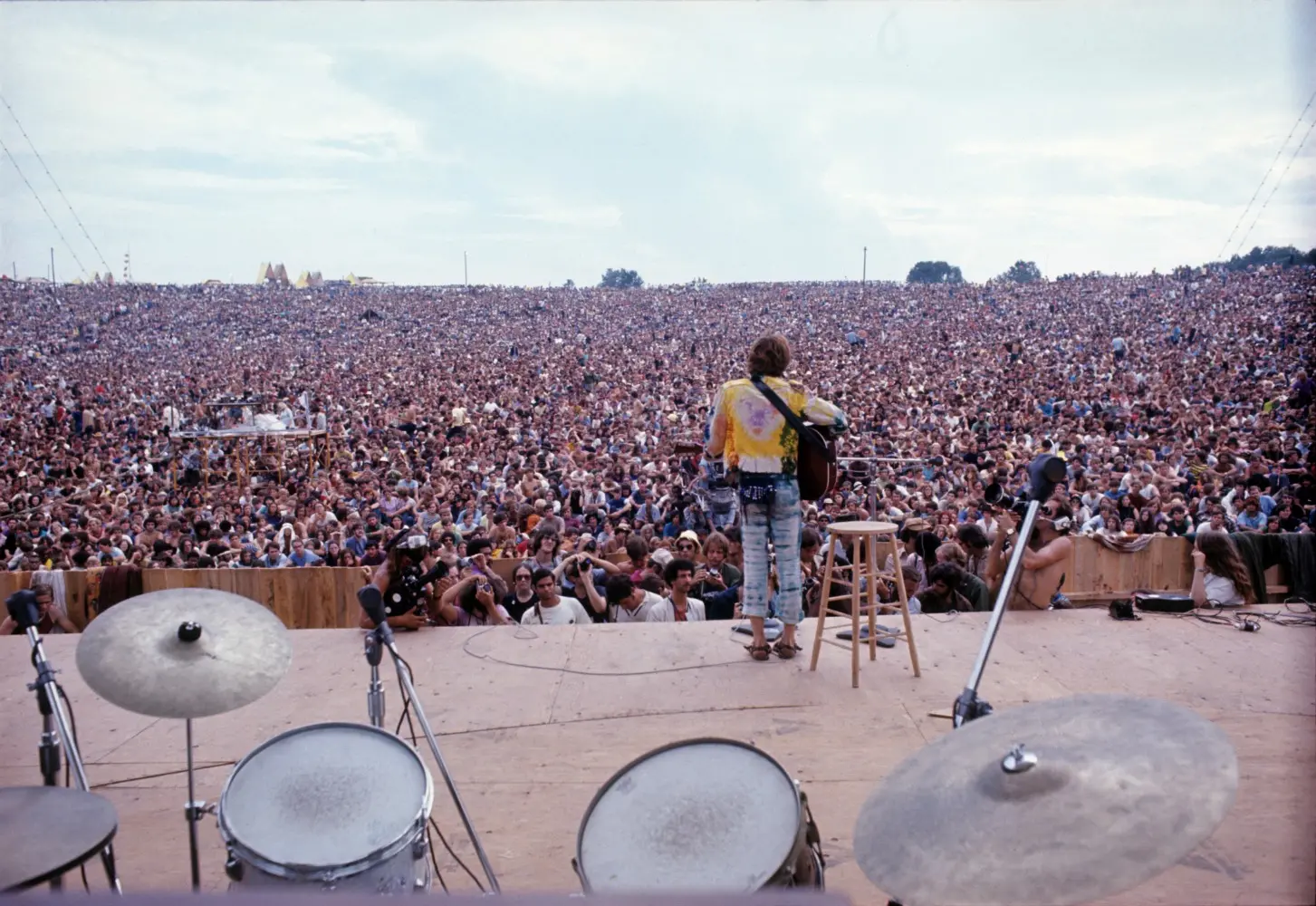 John Sebastian sul palco a Woodstock nel 1969 (Henry Diltz Corbis). L'immagine sarà esposta da settembre 2016 al V&A di Londra