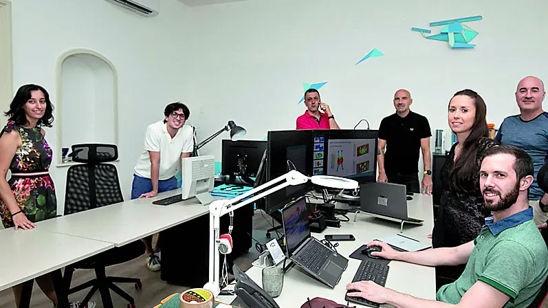 In alto il gruppo degli ingegneri di Airworks nella sede di Monfalcone (Foto Bonaventura)