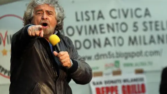 Beppe Grillo durante il comizio che ha tenuto nel comune di San Donato Milanese, 19 aprile 2012. ANSA/ MATTEO BAZZI