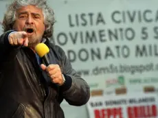 Beppe Grillo durante il comizio che ha tenuto nel comune di San Donato Milanese, 19 aprile 2012. ANSA/ MATTEO BAZZI