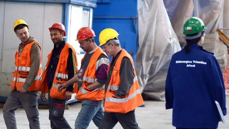 Operai nei nuovi padiglioni del laminatoio di Siderurgica Triestina