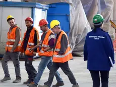 Operai nei nuovi padiglioni del laminatoio di Siderurgica Triestina