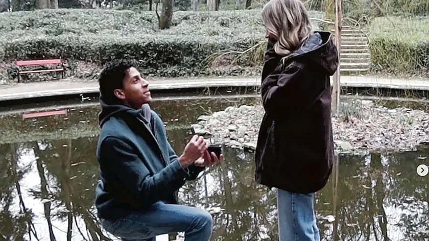 Eli Brooks ha chiesto alla fidanzata Kelly di sposarlo