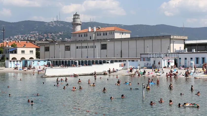 Il Pedocin di Trieste con il tradizionale muro che divide uomini e donne (Lasorte)