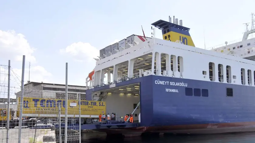 Foto BRUNI Trieste 25 05 2011 Sciopero dei portuali:alla Parisi si scarica la nave