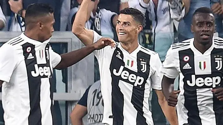 Juventus' Mario Mandzukic (2L) jubilates with his teammates after scoring the goal during the Italian Serie A soccer match Juventus FC vs SSC Napoli at Allianz Stadium in Turin, Italy, 29 September 2018. ANSA/ALESSANDRO DI MARCO