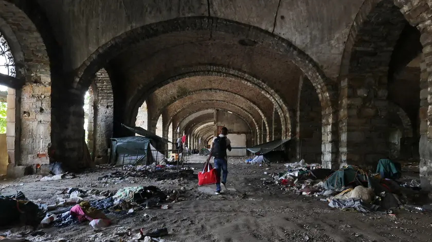 Un immagine simbolo di migranti a Trieste. Foto Lasorte