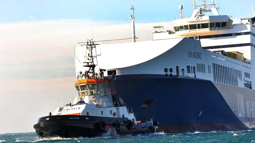 Foto BRUNI TRieste 27 01 10 Freddo e Bora-Pilotine e rimorchiatori al lavoro