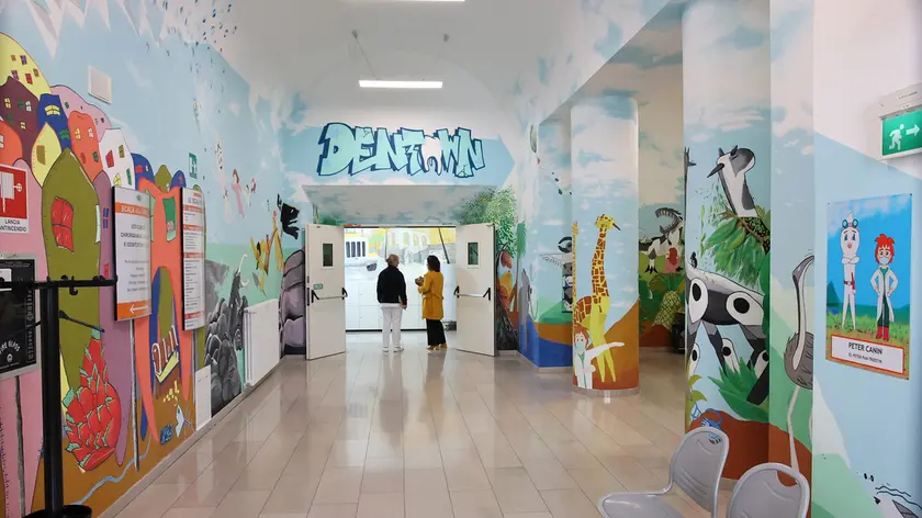 La clinica di Chirurgia Maxillofacciale e Odontostomatologica con i murales Fotoservizio Lasorte