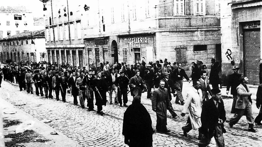 Partigiani comunisti attraversano le strade del rione di San Giacomo a Trieste il primo maggio 1945