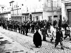 Partigiani comunisti attraversano le strade del rione di San Giacomo a Trieste il primo maggio 1945