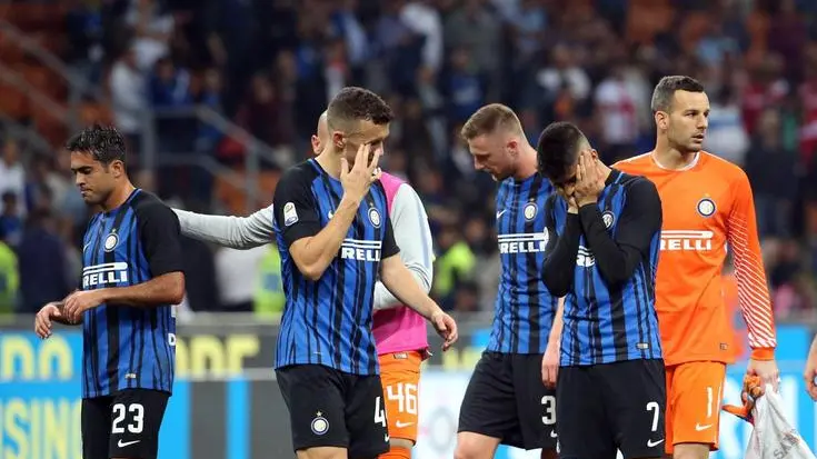 Inter's players show their dejection at the end of the Italian Serie A soccer match FC Inter vs US Sassuolo at Giuseppe Meazza stadium in Milan, Italy, 12 May 2018. ANSA/MATTEO BAZZI