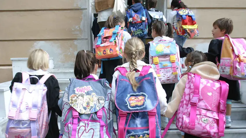 Alcuni bambini mentre entrano a scuola