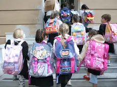 Alcuni bambini mentre entrano a scuola