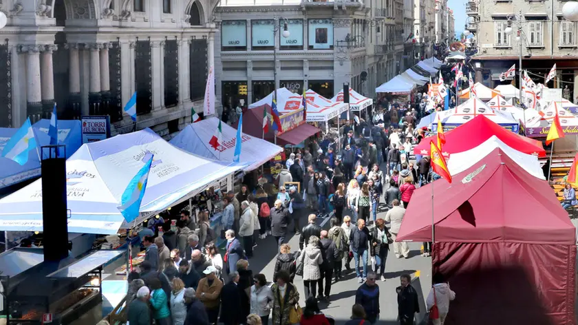 Lasorte Trieste 22/04/17 - Piazza S.Antonio, Ponterosso, Piazza della Repubblica, Via Mazzini, Mercato Europeo, Mercatino