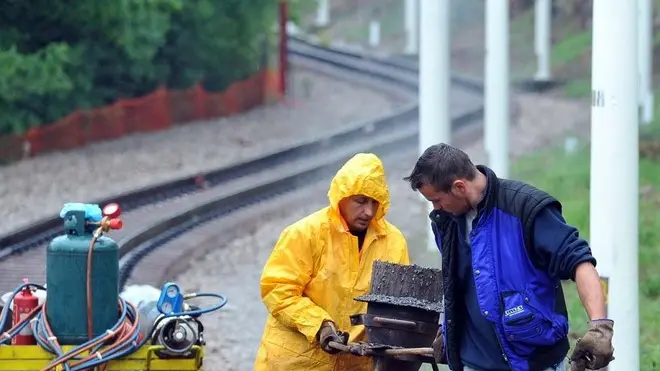 Foto Bruni 28.04.14 Tram Opicina:continuano i lavori nonostante la pioggia-quasi terminati i nuovi binari fino a via Commerciale (la fusione delle giunture)