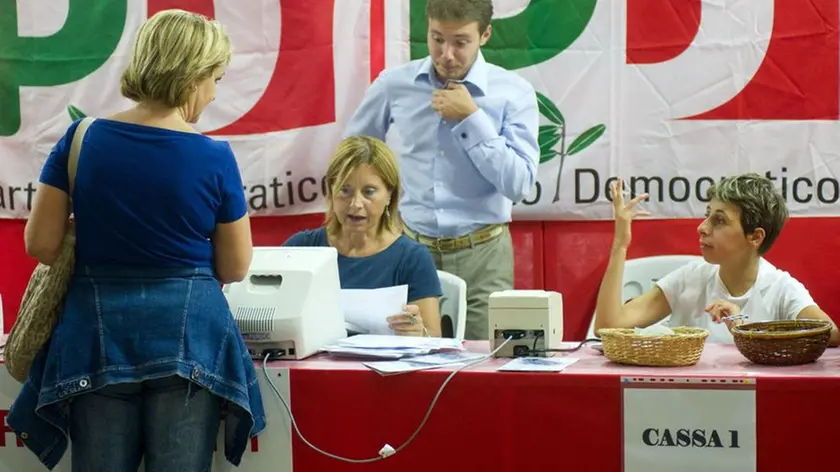 La "cassa" per la ristorazione a una festa del Pd