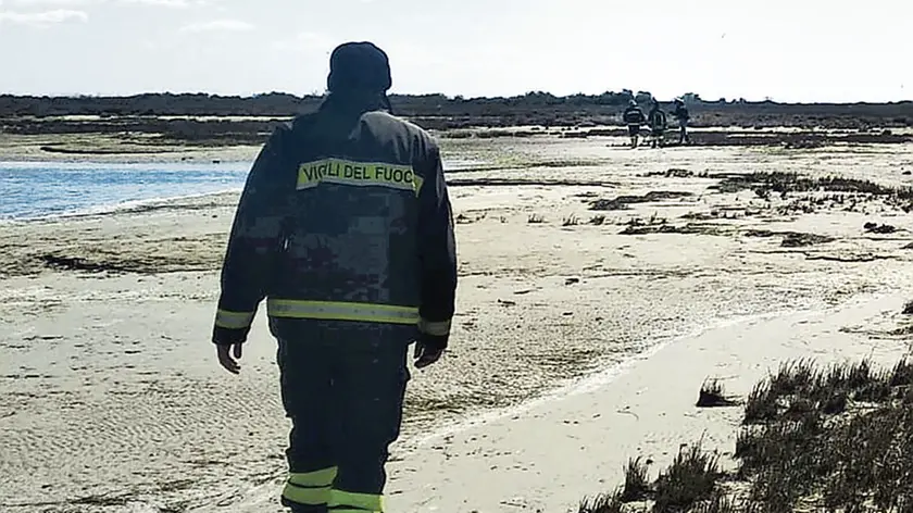 I vigili del fuoco vicino al ritrovamento del corpo