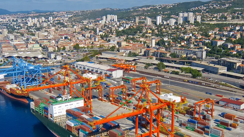 Una panoramica sul molo contenitori di Brajdica nel porto di Fiume