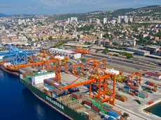 Una panoramica sul molo contenitori di Brajdica nel porto di Fiume