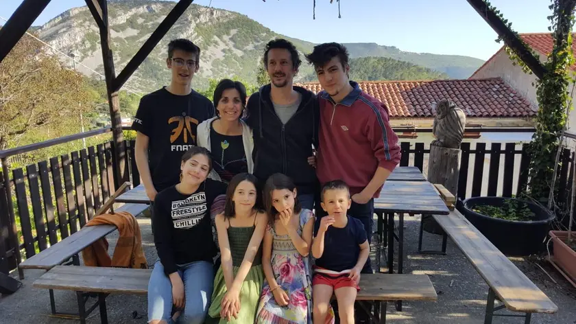 La famiglia Gamboz nello spazio esterno della casetta di Sant’Antonio in Bosco, frazione di San Dorligo