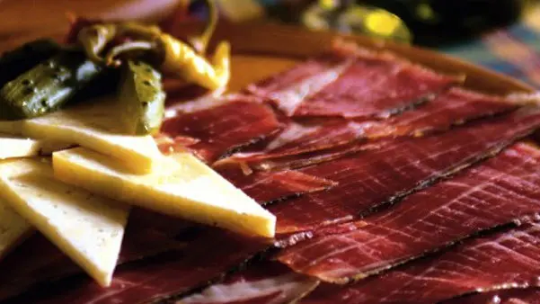 Un invitante tagliere di prosciutto istriano