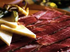 Un invitante tagliere di prosciutto istriano