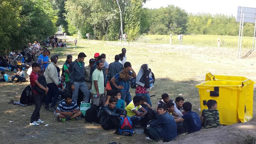 Un gruppo di migranti in cammino lungo la rotta balcanica, diretti in Europa