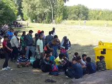 Un gruppo di migranti in cammino lungo la rotta balcanica, diretti in Europa