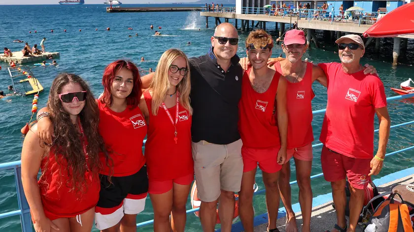 Il gruppo di bagnini della cooperativa Lase in una foto d’insieme scattata all’Ausonia. (Lasorte)