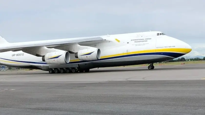 L’Antonov 124-100 parcheggiato sulla pista di Ronchi