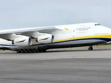 L’Antonov 124-100 parcheggiato sulla pista di Ronchi