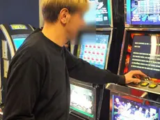 Un ragazzo davanti a una slot machine