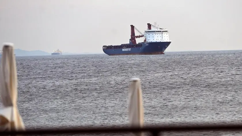 La nave coreana in rada davanti a Barcola (Foto Bruni)