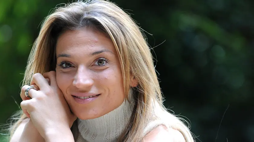 20080924-ROMA-ACE-RAI: ANNOZERO; GRANBASSI, SPERO TUTTO SI RISOLVA RAPIDAMENTE. La fiorettista Margherita Granbassi, questa mattina a Roma durante la conferenza stampa di presentazione della nuova stagione di AnnoZero, in onda da domani su Raidue. La fiorettista, due volte medaglia di bronzo alle Olimpiadi di Pechino, ha riconosciuto che al momento ci sono alcune difficolta' da parte dell'Arma dei carabinieri riguardo alla sua partecipazione al programma di Michele Santoro. ANSA / ETTORE FERRARI / FRR