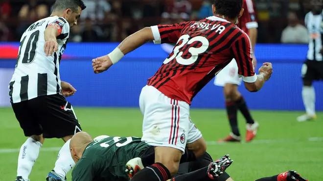 Italian forward of Udinese, Antonio Di Natale (L), scores the goal against Ac Milan during their Italian Serie A soccer match at Giuseppe Meazza stadium in Milan, Italy on 21 September 2011. ANSA/DANIEL DAL ZENNARO
