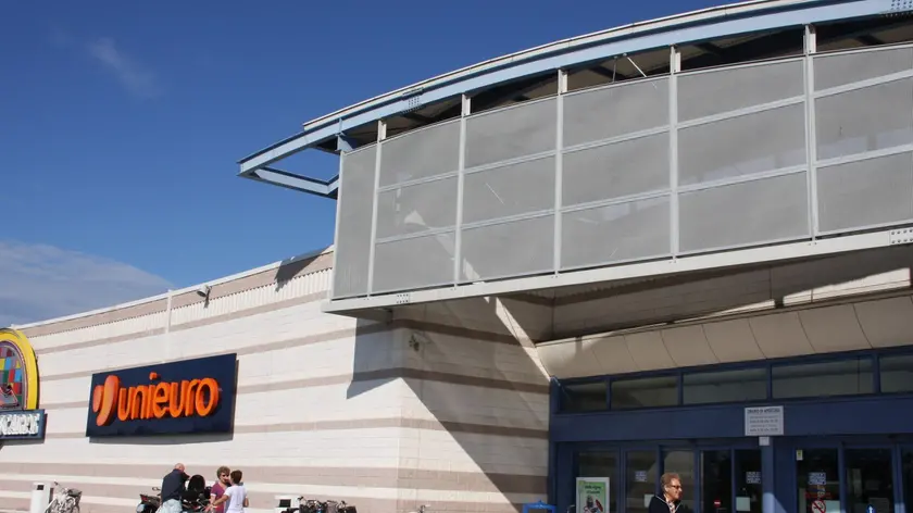 Il Centro commerciale "Belforte", ex "Emisfero", dove è avvenuto il maxi-furto al negozio Unieuro